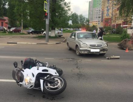 «Волга» против «Сузуки»: в ДТП в Брянске пострадал мотоциклист