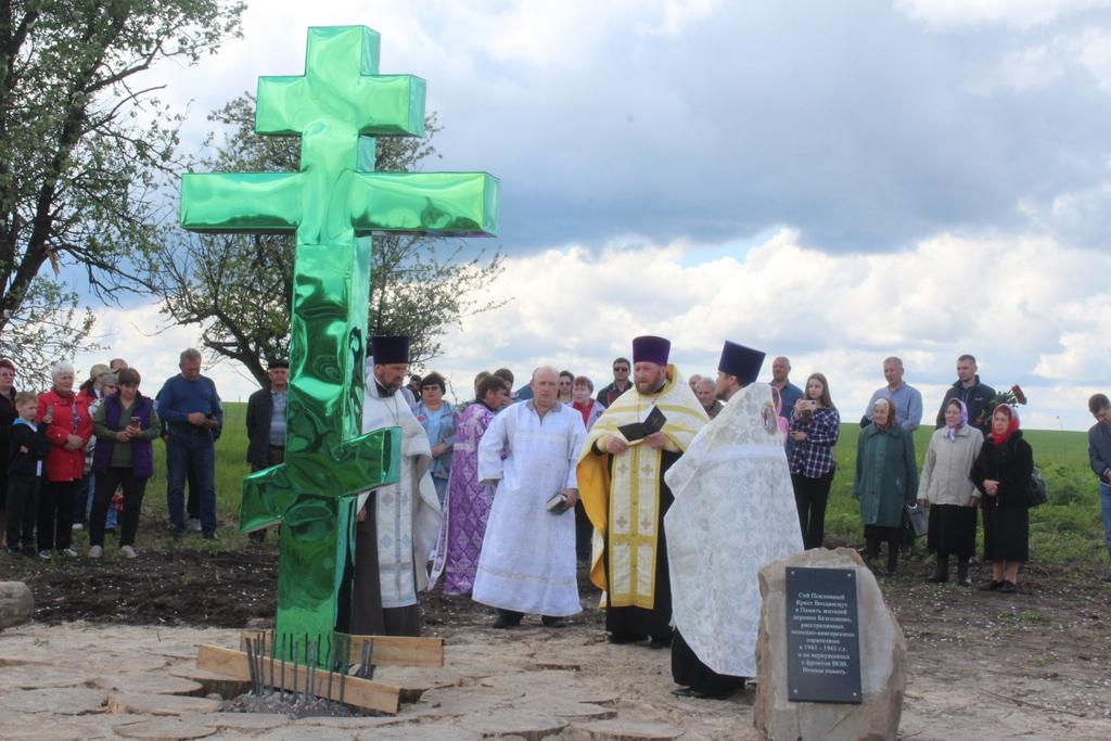 Потомок расстрелянной в годы войны семьи помог установить в брянской деревне Поклонный крест