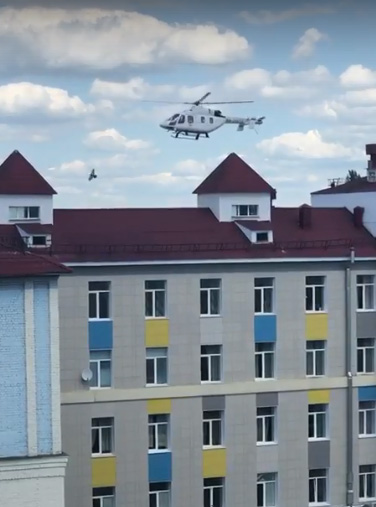 Пациента со сложным переломом доставили на вертолете в Брянск