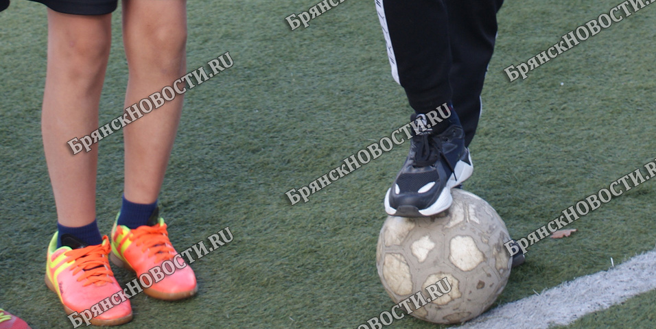 Юные футболисты из Новозыбкова ведут борьбу за «Кожаный мяч»
