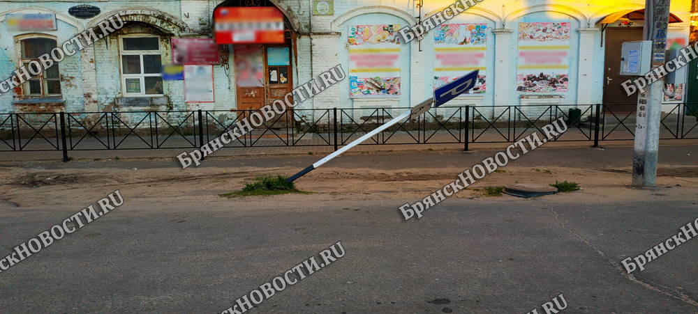 В Новозыбкове упал очередной дорожный знак