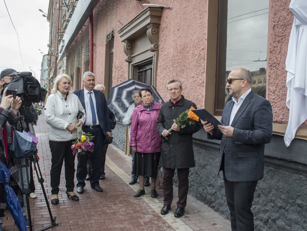 На фасаде дома брянского актера Германа Постникова установили памятный барельеф