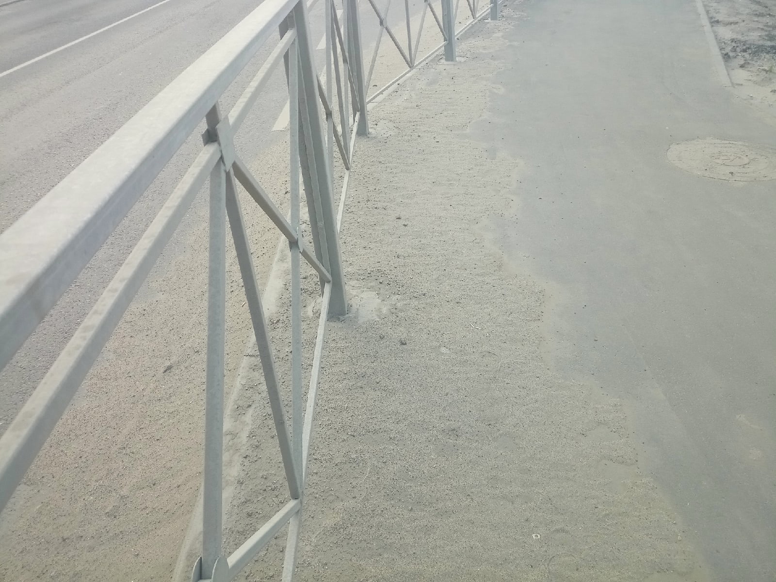 Дороги в Брянске заволокло песком