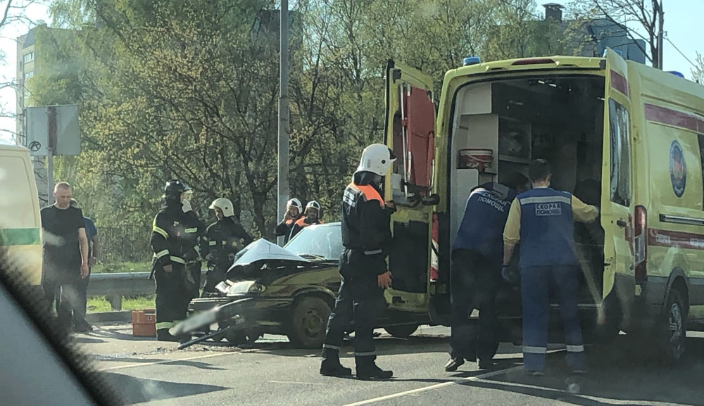 Кадры жуткой аварии в Брянске: легковушка врезалась в авто инкассации