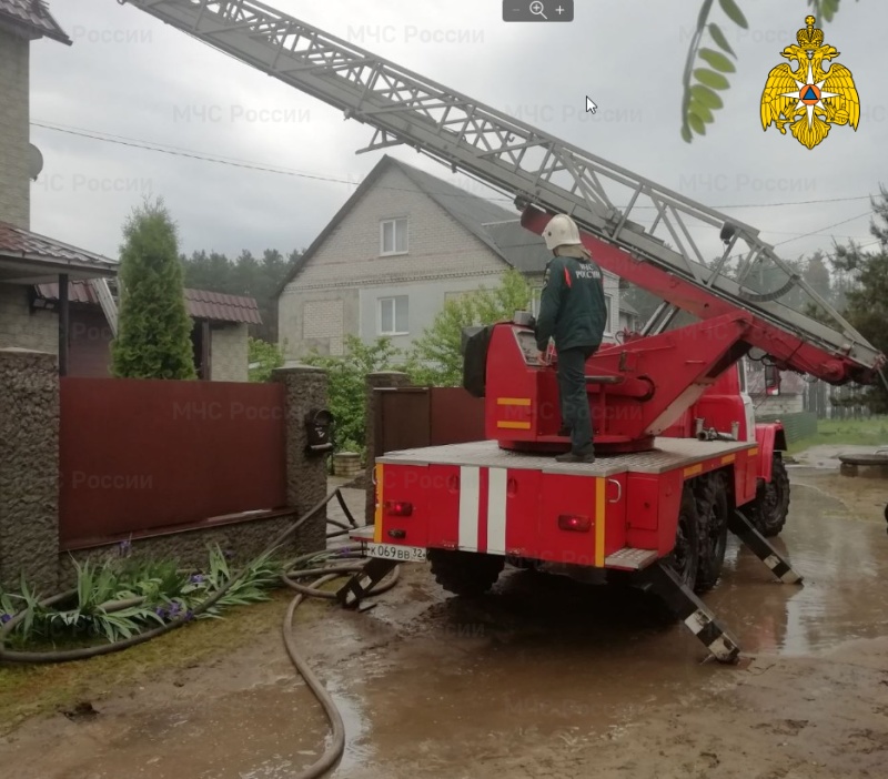В Брянске сегодня утром сгорела кровля жилого дома-интерната