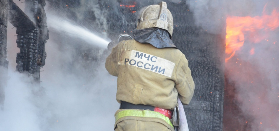 В Трубчевском районе спасен один и травмированы двое при пожаре