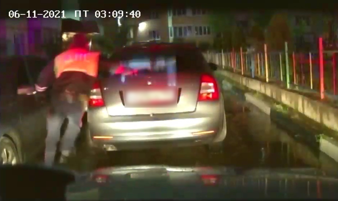 В Брянске полицейского зажало в окне автомобиля во время задержания