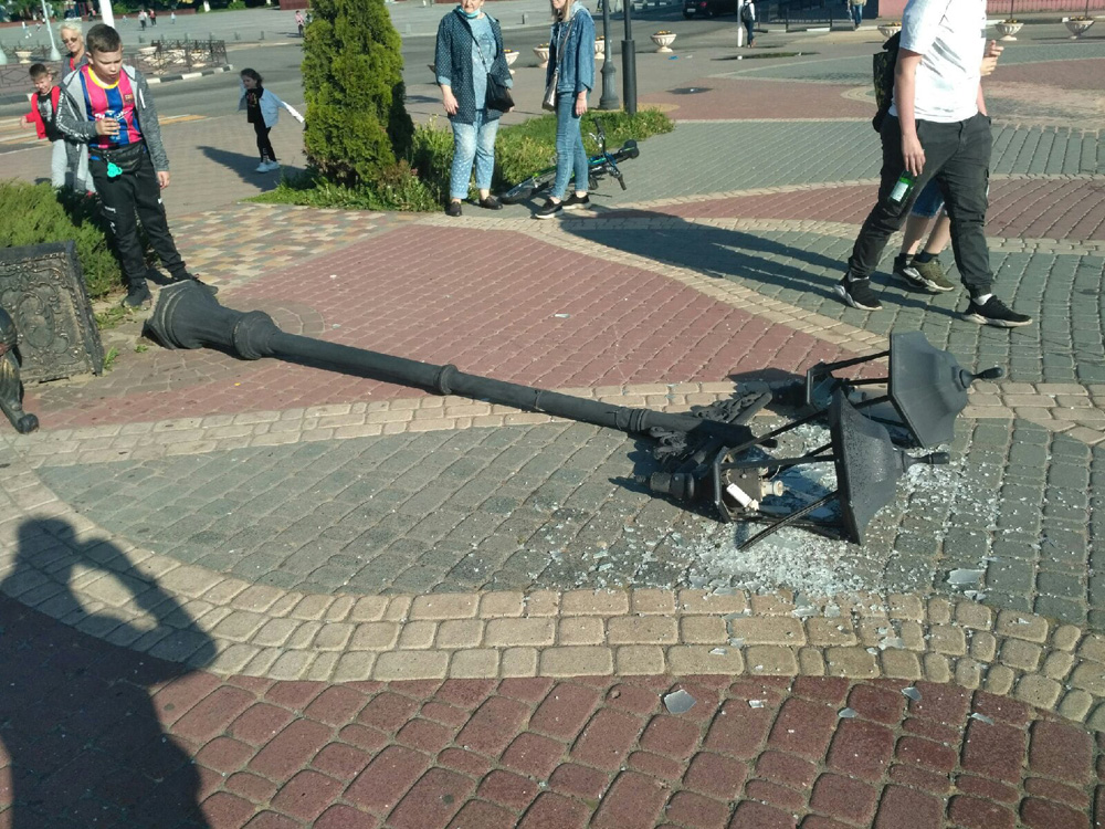 В центре Клинцов рухнул фонарный столб