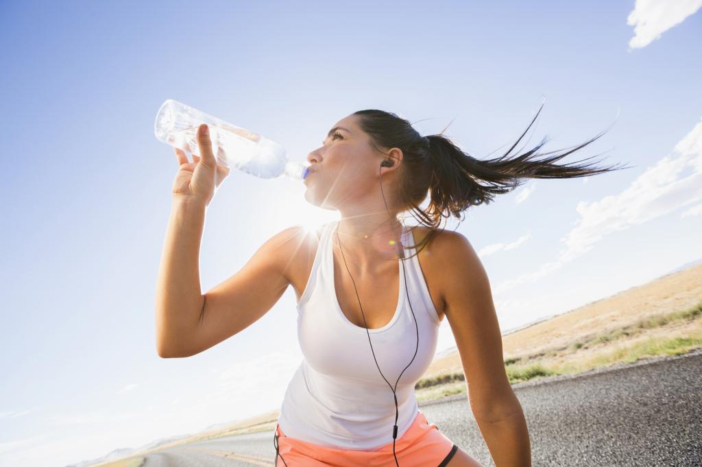 Диетолог подсчитала сколько нужно пить, чтобы хорошо переносить жару