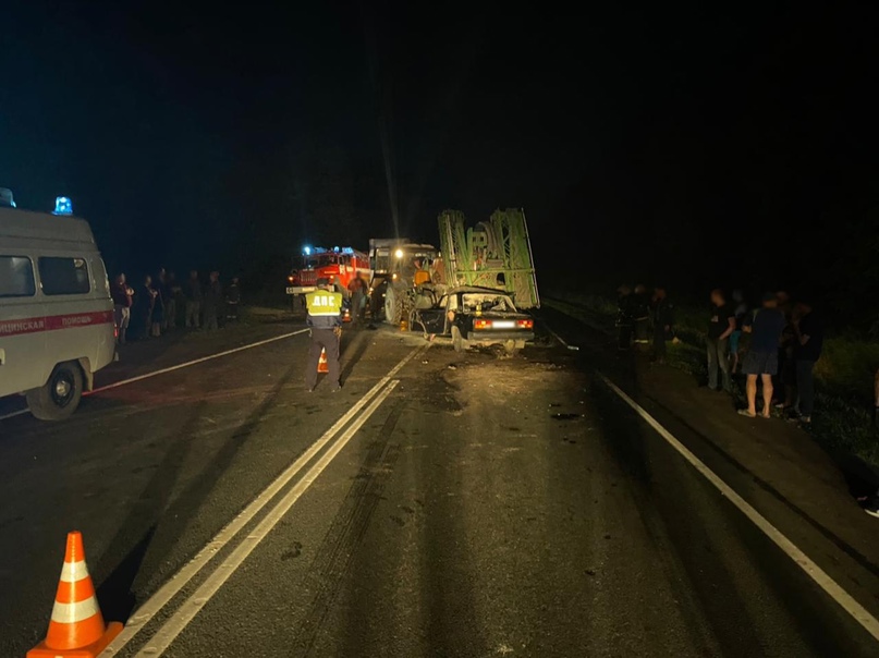 Два человека погибли в аварии с трактором на брянской трассе под Унечей