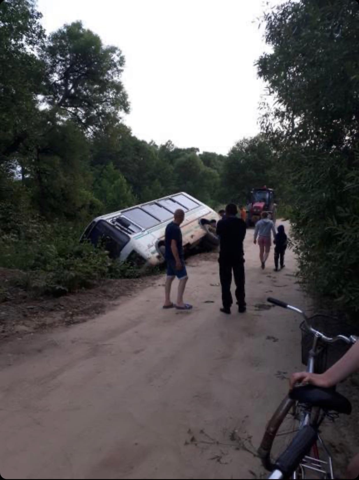 В Дубровском районе опрокинулся автобус