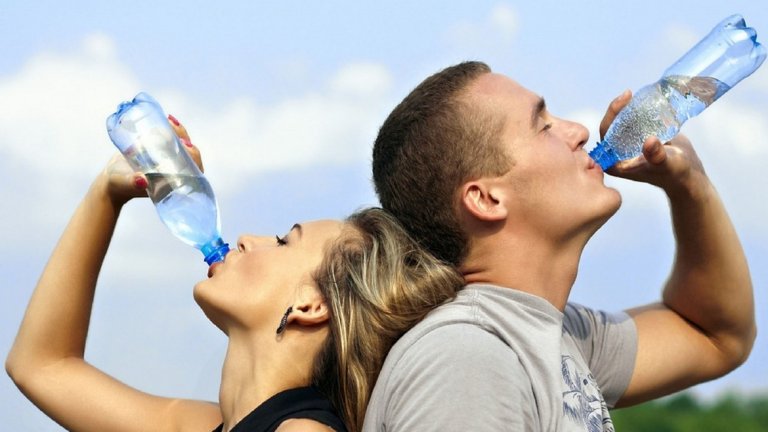 Во время жары врач рекомендует пить больше воды, а также отказаться от алкоголя, курения сигарет и кальянов