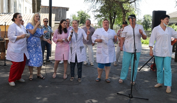 Медикам Брянска к празднику подарили 40 тысяч масок, выступления Иванки и «Стожаров»