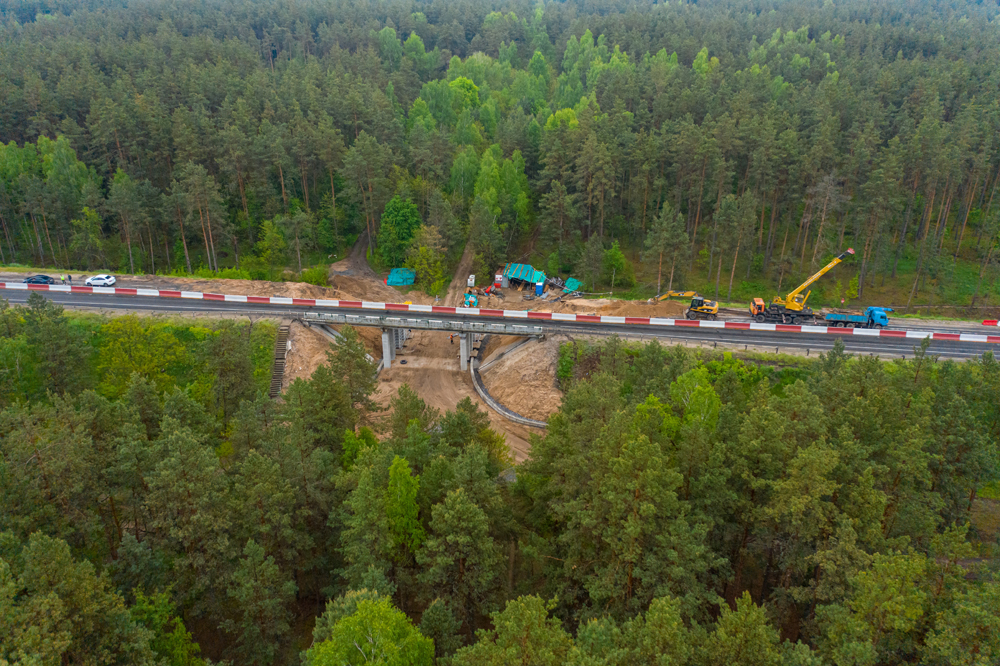 На трассе А-240 демонтируют балки моста через реку Злынка