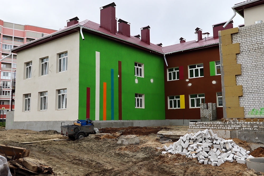 Яркими красками заиграли фасады третьего в старом аэропорту Брянска детского сада