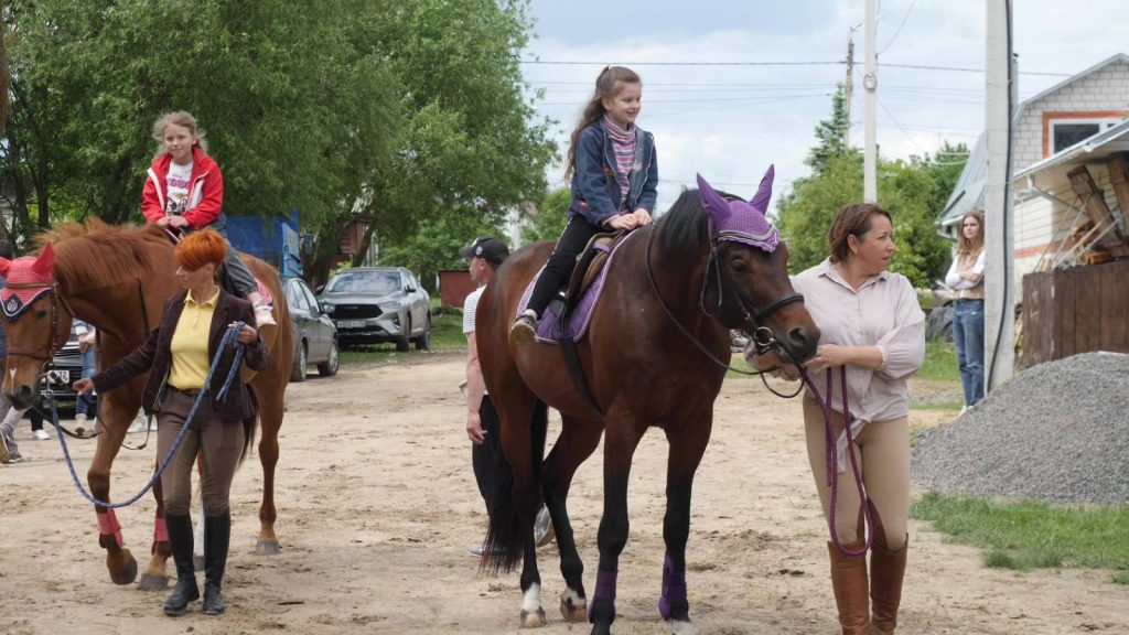 В Клинцах вспомнили детей Донбаcса и покатались на лошадях