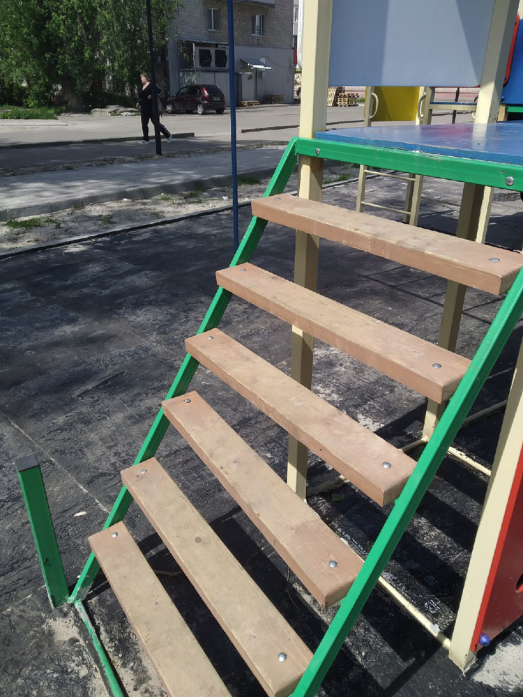 Подрядчика, устелившего рубероидом детскую площадку в Брянске, заставят завершить работы