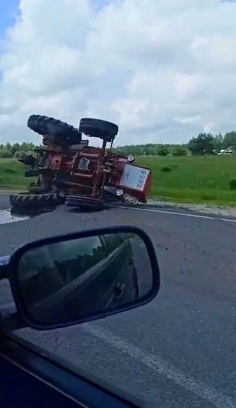 На брянской трассе после столкновения с Ладой перевернулся трактор