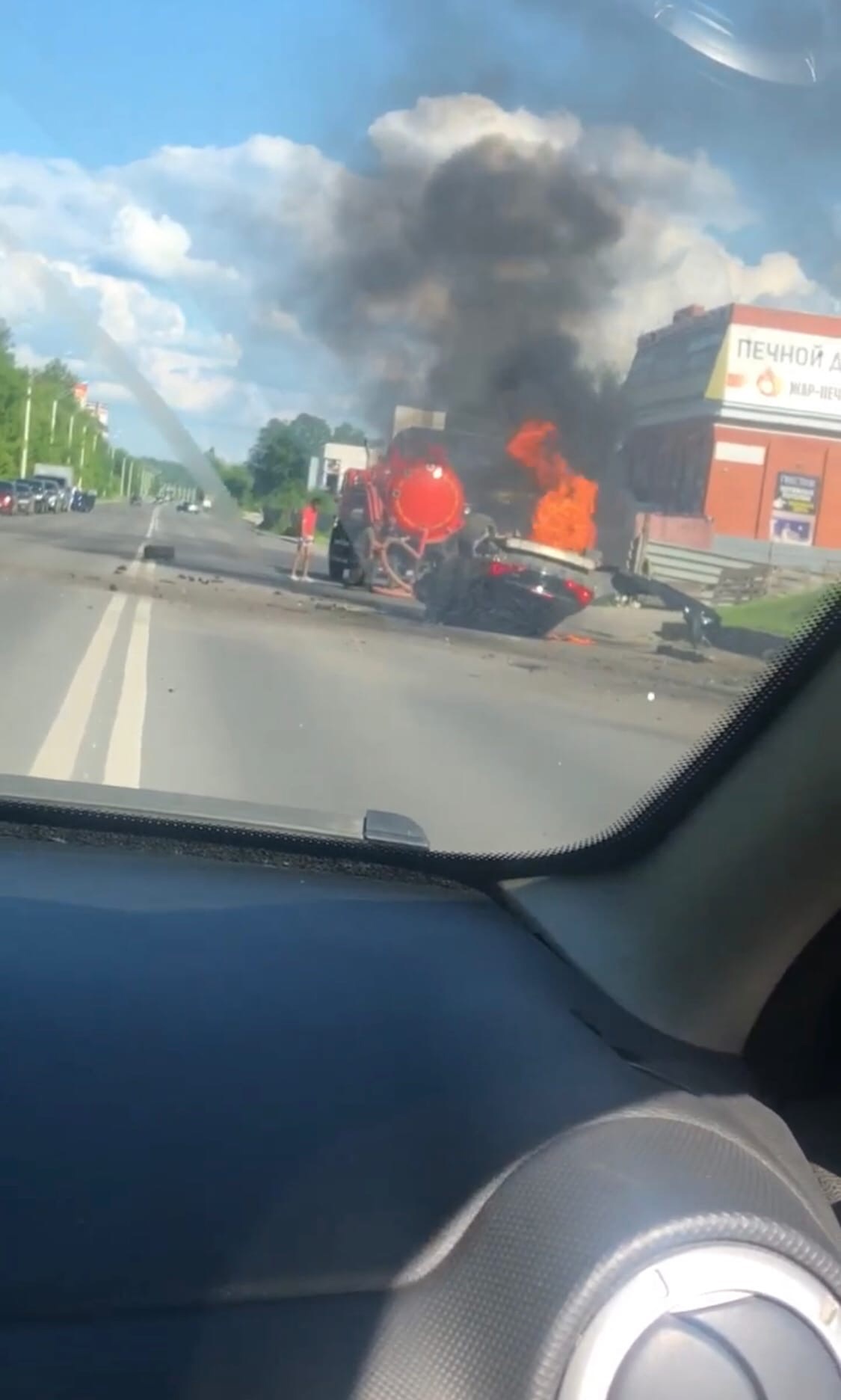 В массовом ДТП в Брянске воспламенился автомобиль