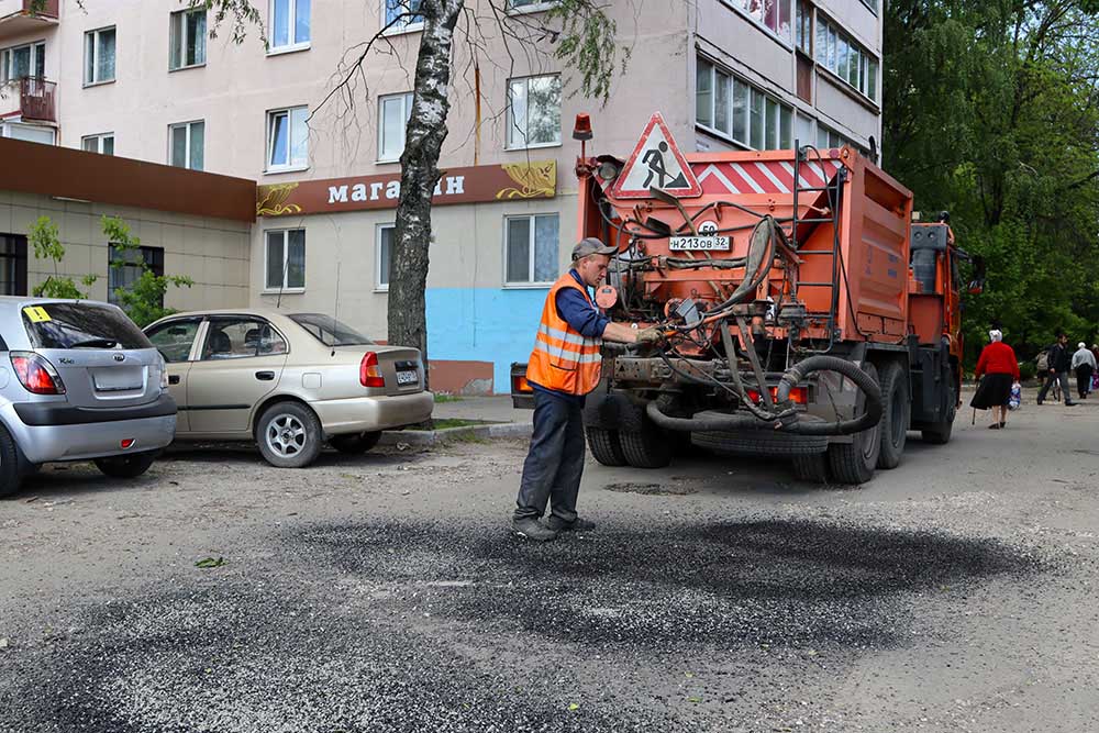 В Брянске подлатают дорожные дефекты на внутриквартальных проездах