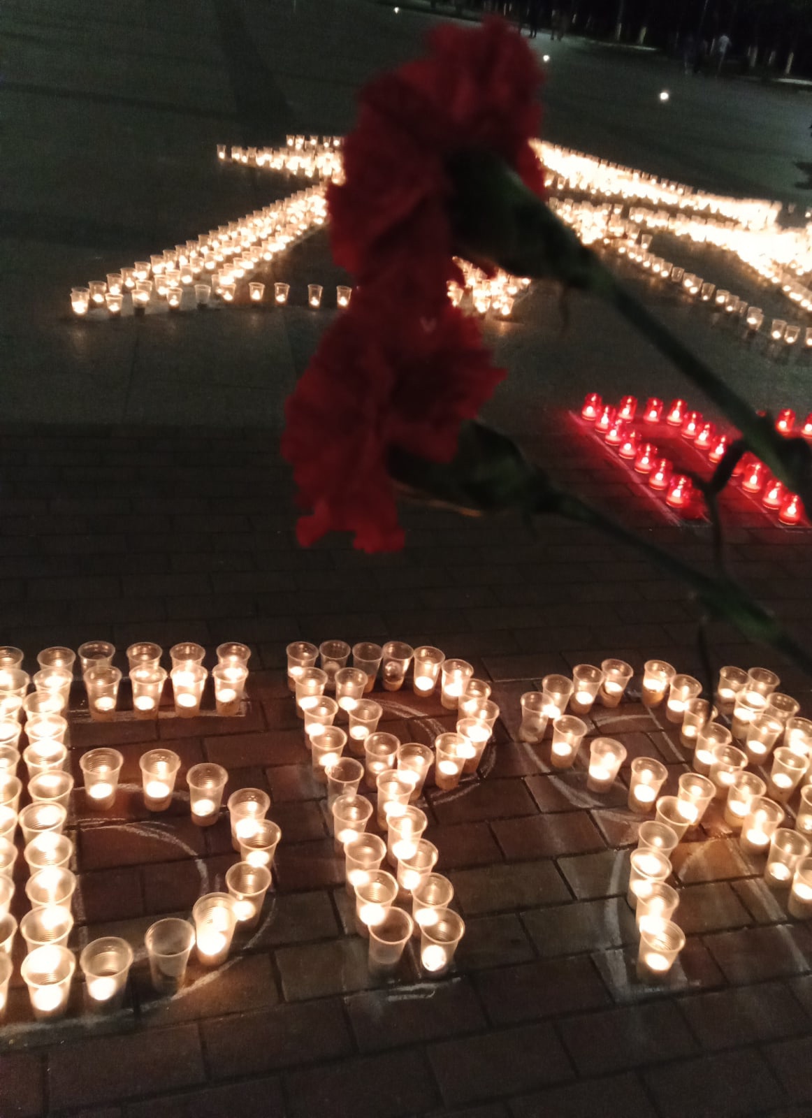 Ночью в Брянске зажгли сотни лампад в память о погибших в годы войны