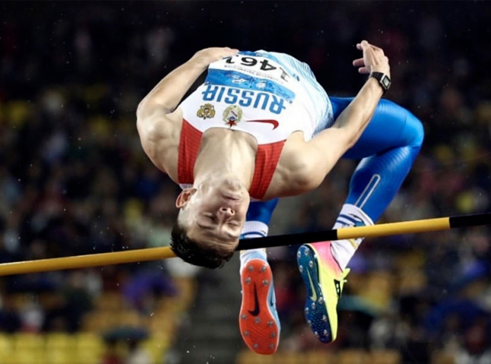 Илья Иванюк из Брянска прыгнул на высоту 2,33 метра с первой попытки