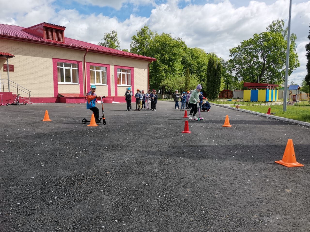 Муниципалы в Клинцах закрыли глаза на брак при обустройстве площадок детского сада