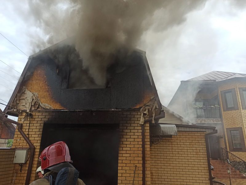 Благодаря оперативности брянских пожарных огонь не перекинулся на жилой дом