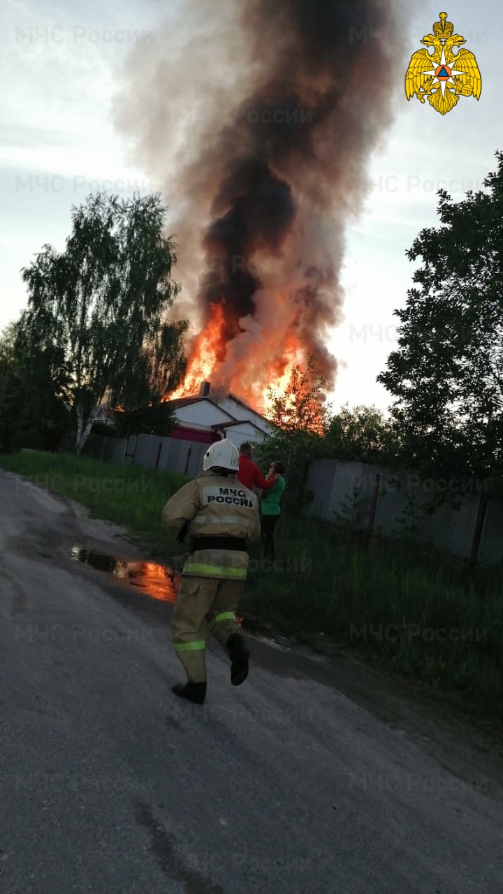 В поселке под Карачевом дом тушили пять пожарных расчетов, в том числе  военные • БрянскНОВОСТИ.RU