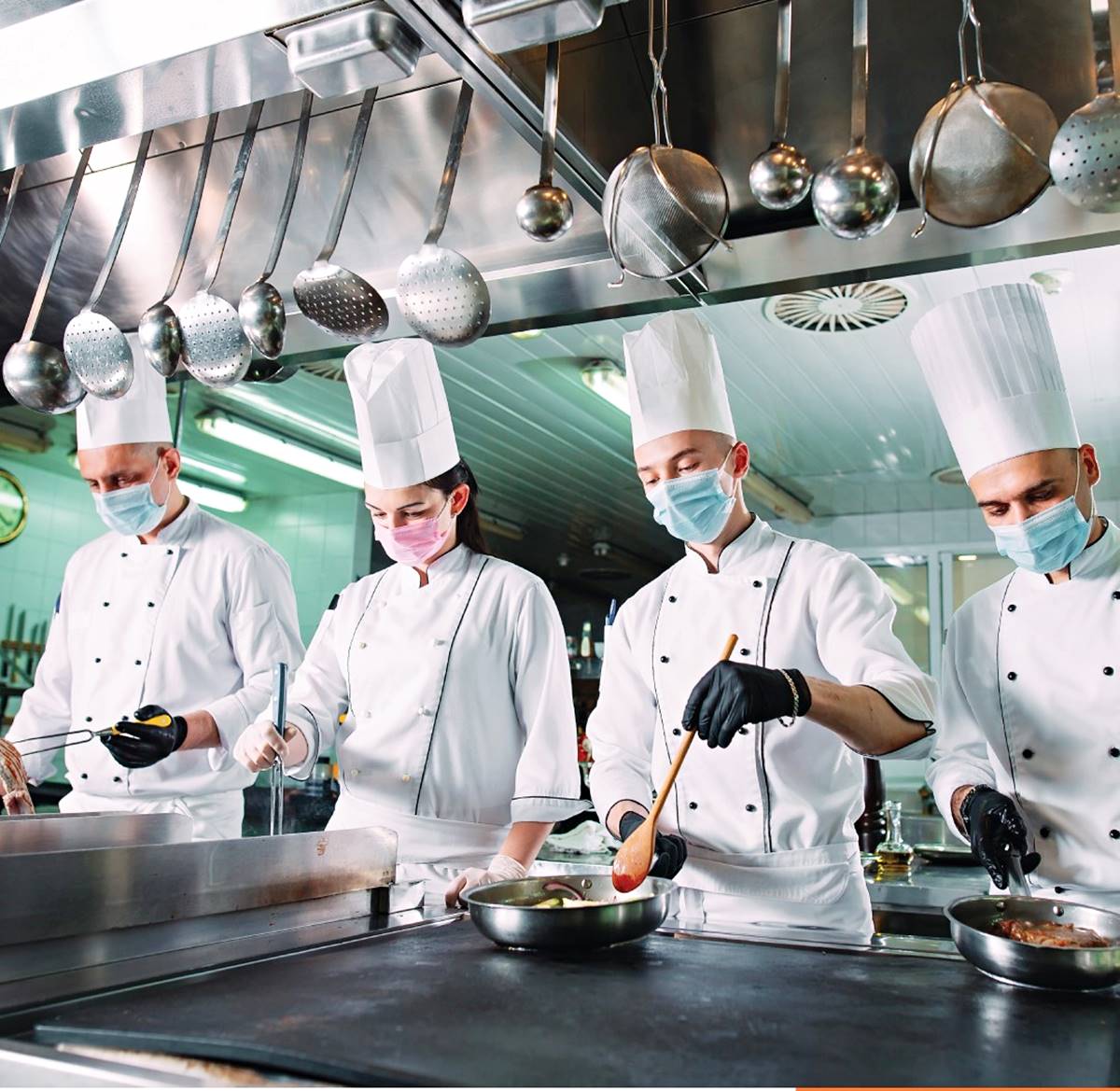 По сравнению с «доковидным» 2019 годом в Брянской области спрос на поваров и официантов вырос в полтора раза