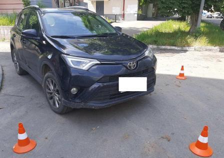 Школьница в Брянске попала под колеса Toyota RAV4