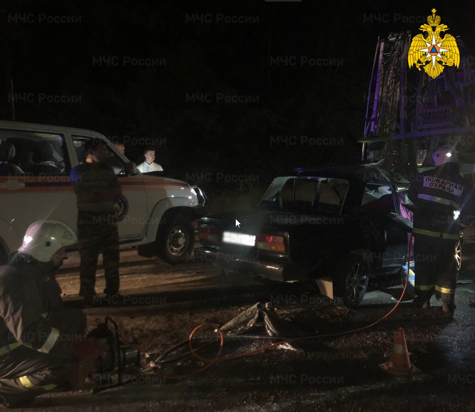 На брянской трассе под Унечей спасатели вырезали из авто пострадавших