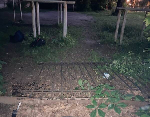 В парке Брянска на 9-летнего мальчика упал забор. Ребенок в больнице