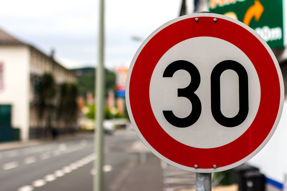 Тише едешь – дольше живешь: большинство одобряют ограничения скорости до 30 км/ч на улицах городов