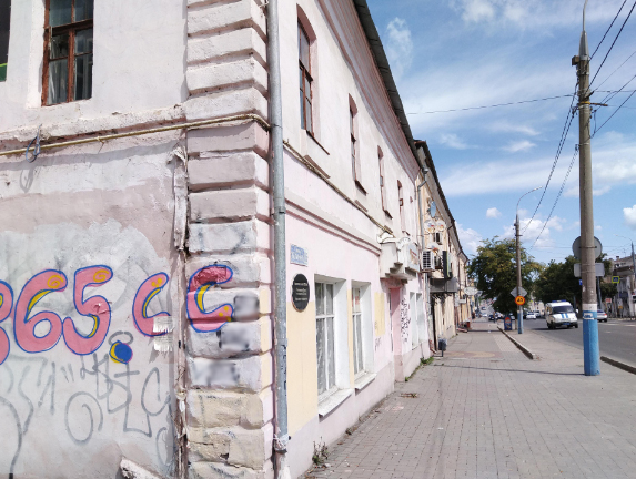 Дом-памятник в Брянске изуродовали трафаретчики