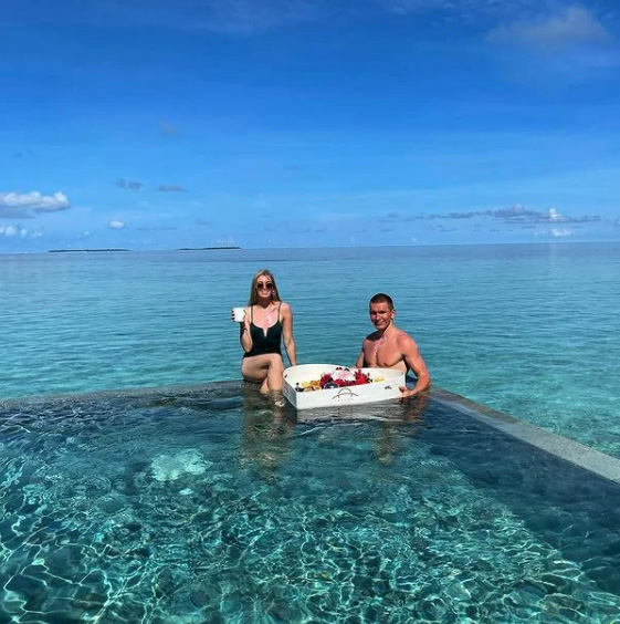 «Моё сердце в его руках» – супруга Большунова показала фото райского отдыха на Мальдивах