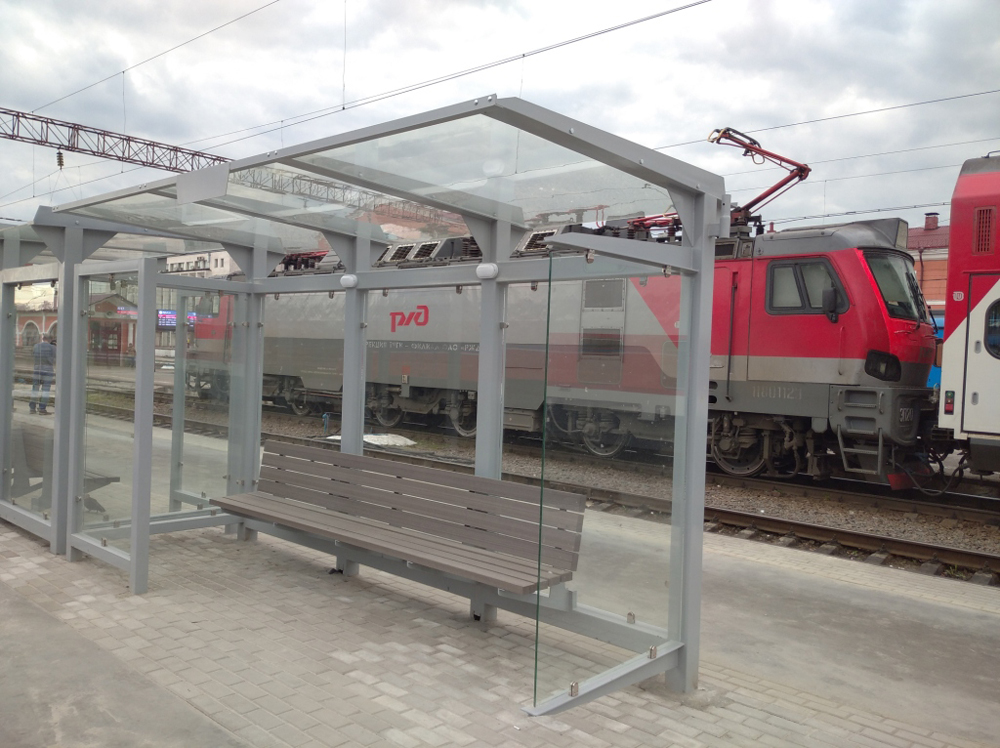 Вокзал Брянска меняет стиль: на первой платформе появились стеклянные навесы