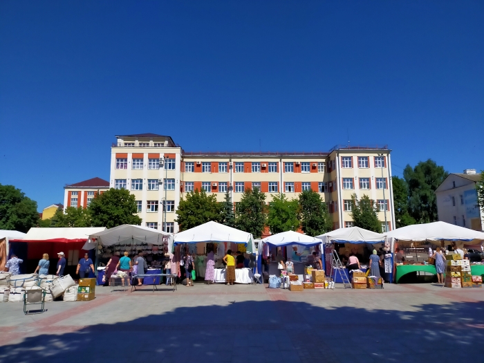 На центральной площади в Клинцах развернули торговые палатки