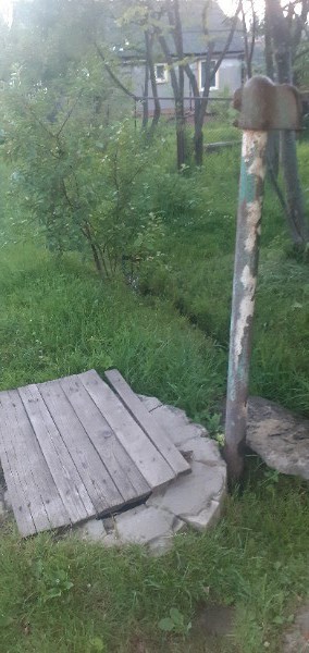 Кривыми досками прикрыли канализационную яму у колонки в Новозыбкове