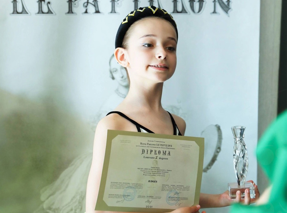 За победу юная балерина из Брянска получила кубок в виде хрустального пуанта