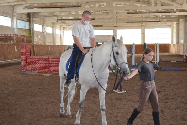 Несовершеннолетние из Брянской воспитательной колонии провели день в заботе о лошадях