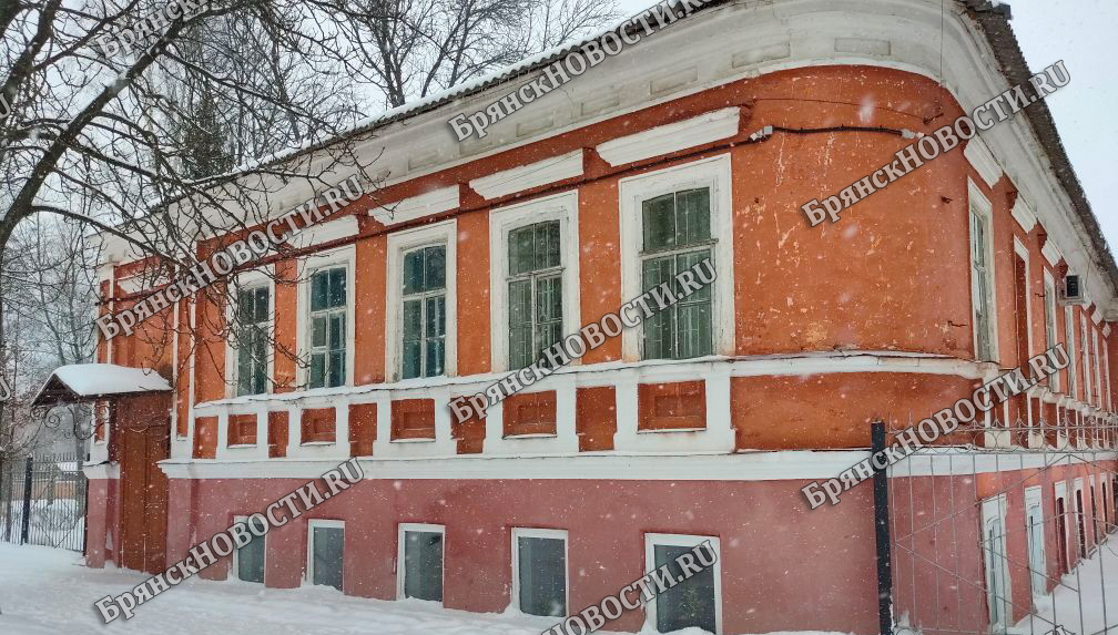 В Новозыбкове демонтировали деталь фасада старинного здания