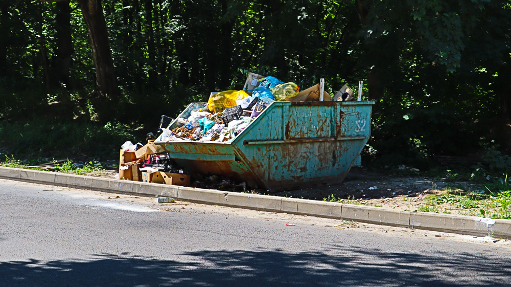 Контейнер для крупногабаритного мусора «присоседили» к многоквартирному дому в Брянске, и жильцы этому совсем не обрадовались