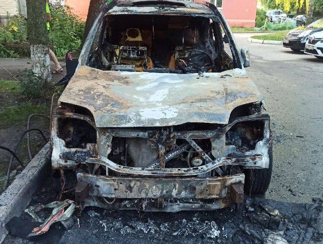 Владелец сгоревшей в Брянске машины называет обстоятельства ЧП странными