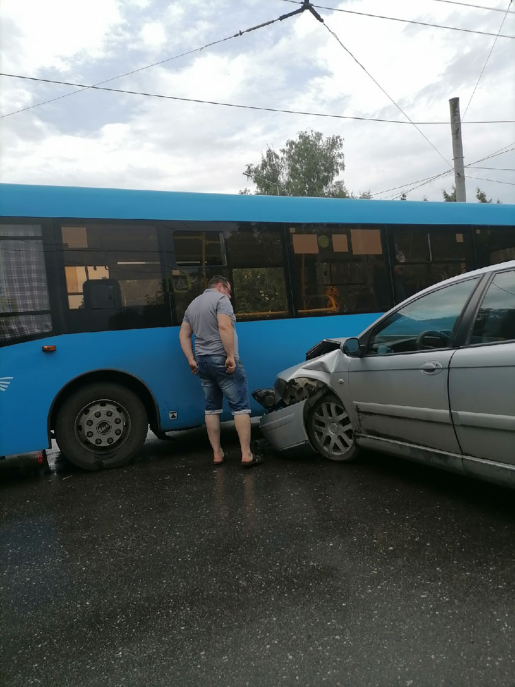 В Брянске легковушка влетела в автобус