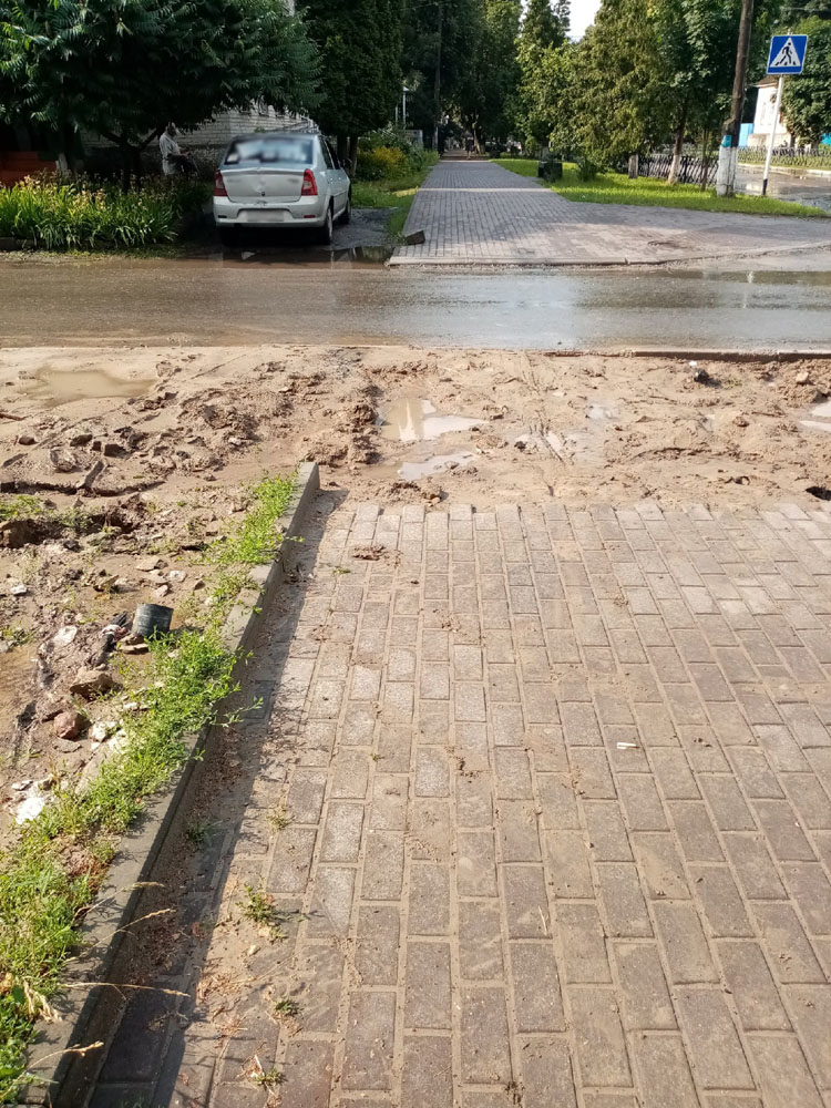 Жители Севска пожаловались на грязевое месиво в центре города