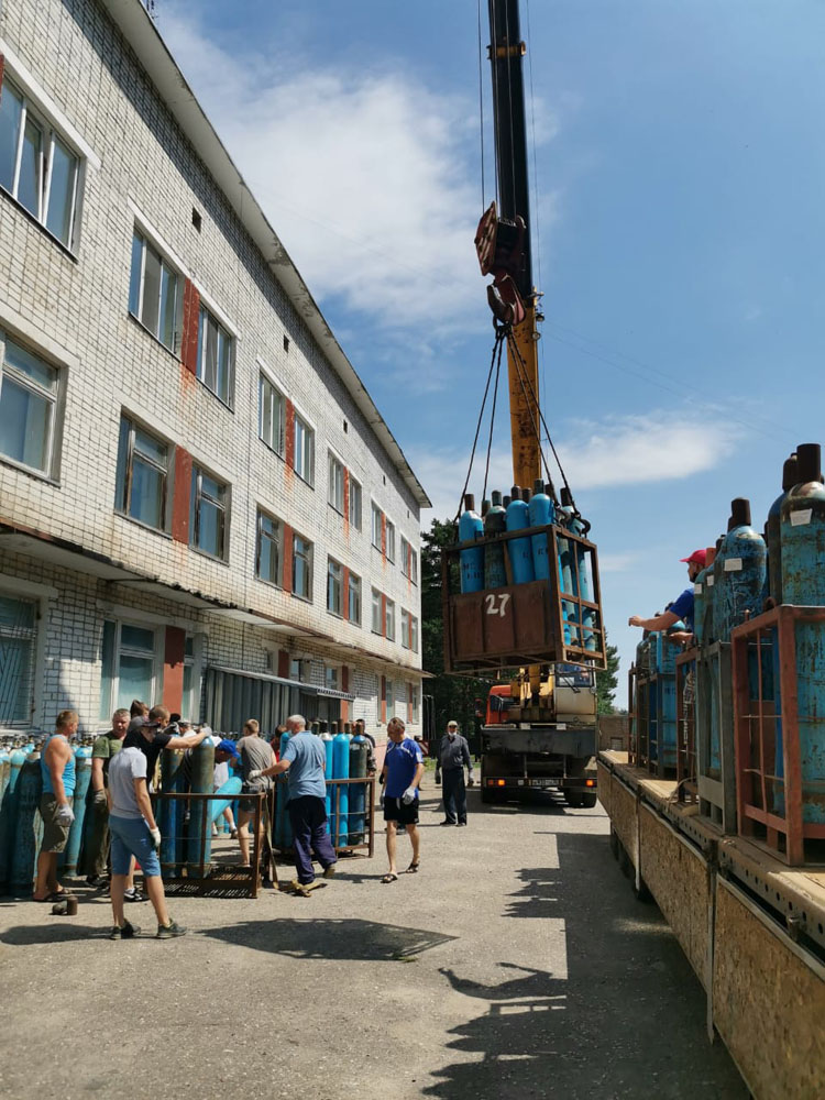 В город Фокино привезли десятки баллонов с кислородом для ковид-госпиталя