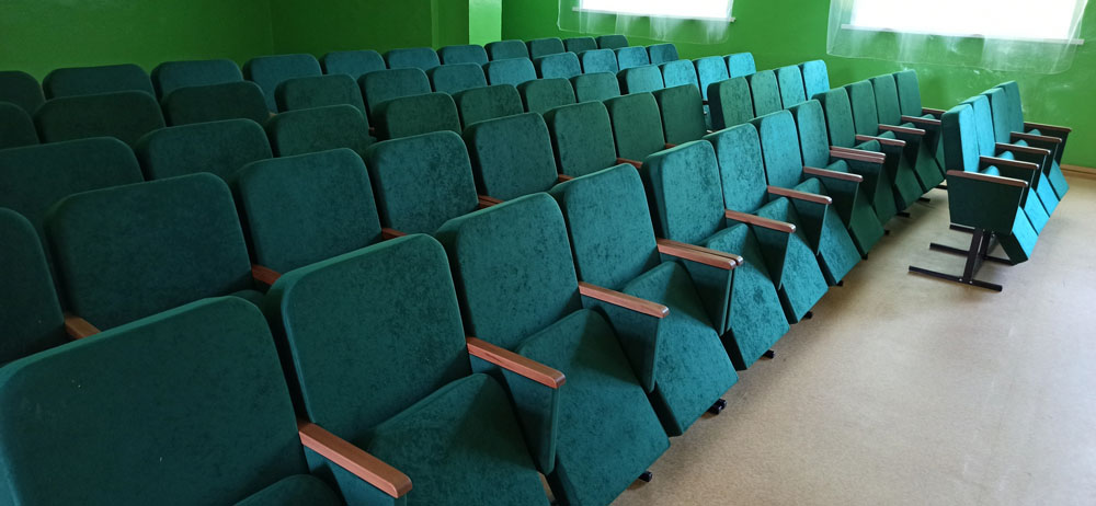 В ДК Суражского района установили комфортные кресла для зрителей
