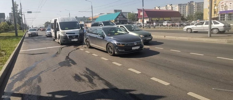 В Брянске на Авиационной автобус подбил иномарку