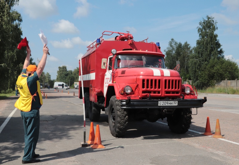 В Брянской области прошли соревнования по скоростному маневрированию на пожарных автомобилях